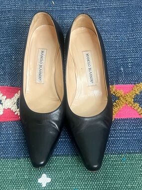Manolo Blahnik Black Leather Kitten Heel Pumps Classic Almond Toe Heels EU 37